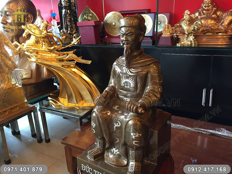 tượng trần hưng đạo ngồi